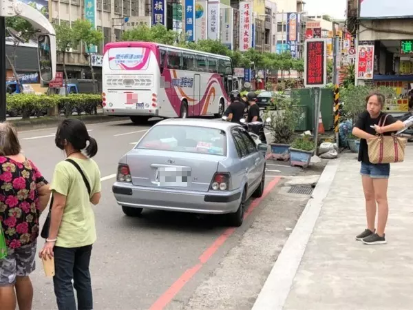 內壢火車站周邊違停要小心!超過3分鐘就拍照舉發