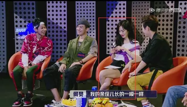 楊冪把腿擰成了麻花,網友:這種坐姿她是怎麼做到的?