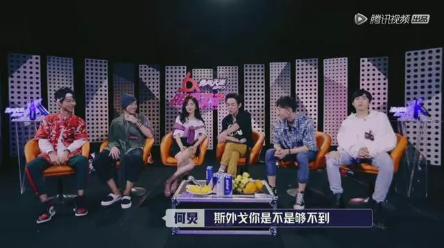 楊冪把腿擰成了麻花,網友:這種坐姿她是怎麼做到的?