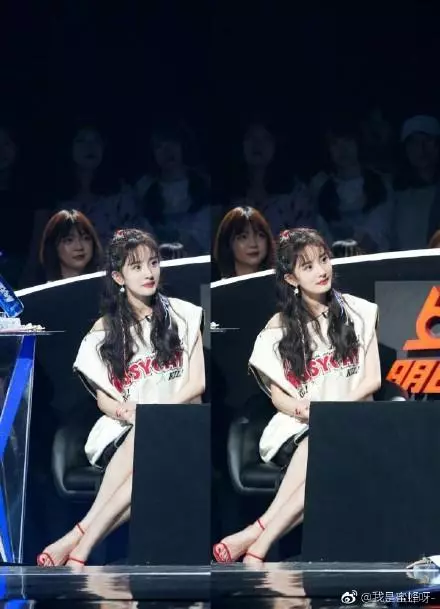 楊冪把腿擰成了麻花,網友:這種坐姿她是怎麼做到的?