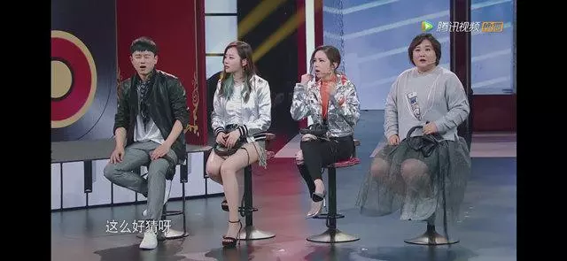 楊冪把腿擰成了麻花,網友:這種坐姿她是怎麼做到的?
