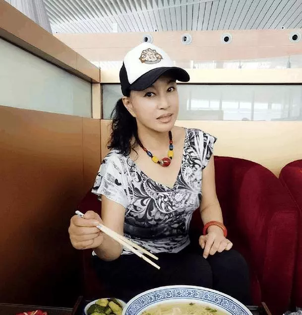 明星卸妝後的真實模樣,baby素顏辣眼睛,她才是真正的美人坯子!