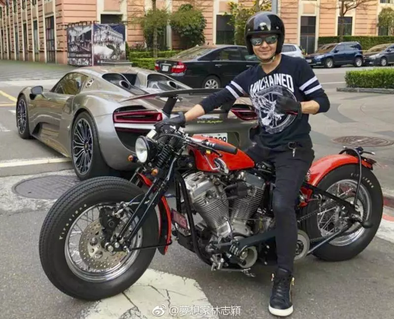 林志穎攜妻兒「現身墾丁街道」,「零遮掩」路邊攤買吃玩彈珠!網友直呼:「幸福的味道!」