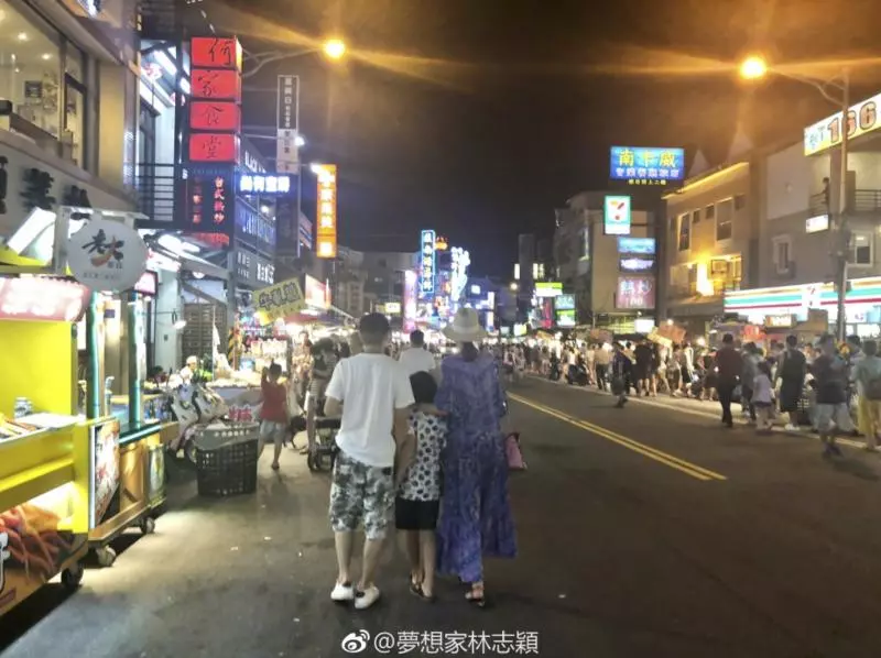 林志穎攜妻兒「現身墾丁街道」,「零遮掩」路邊攤買吃玩彈珠!網友直呼:「幸福的味道!」