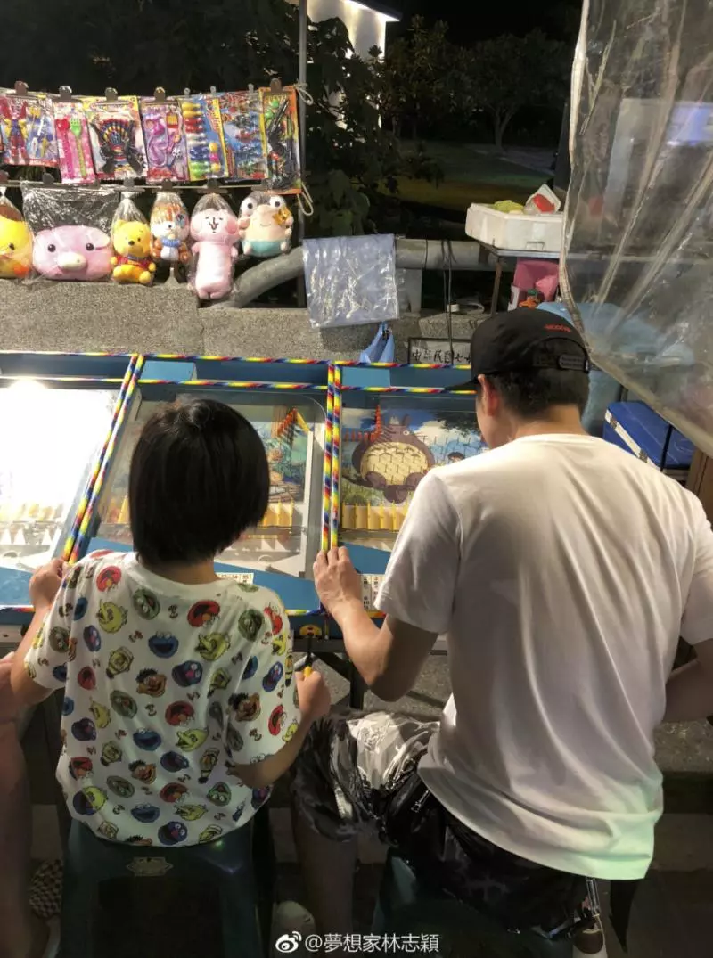 林志穎攜妻兒「現身墾丁街道」,「零遮掩」路邊攤買吃玩彈珠!網友直呼:「幸福的味道!」