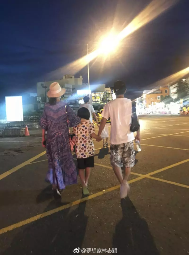 林志穎攜妻兒「現身墾丁街道」,「零遮掩」路邊攤買吃玩彈珠!網友直呼:「幸福的味道!」
