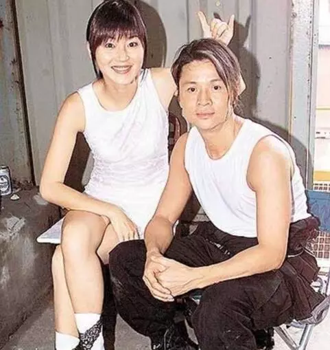 53歲尹天照近照,自嘲天生韭菜命,妻子「拖後腿」卻始終不離不棄