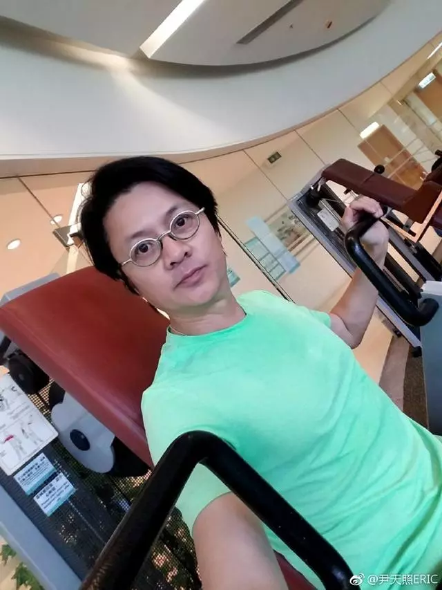 53歲尹天照近照,自嘲天生韭菜命,妻子「拖後腿」卻始終不離不棄