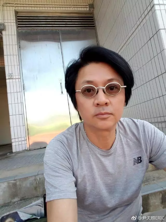53歲尹天照近照,自嘲天生韭菜命,妻子「拖後腿」卻始終不離不棄