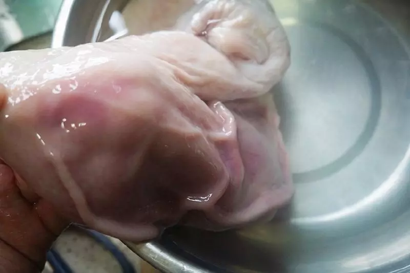 「洗豬肚」只需簡單幾步,洗得特乾淨,10分鐘輕鬆搞定!(附有豬肚湯的詳細做法)
