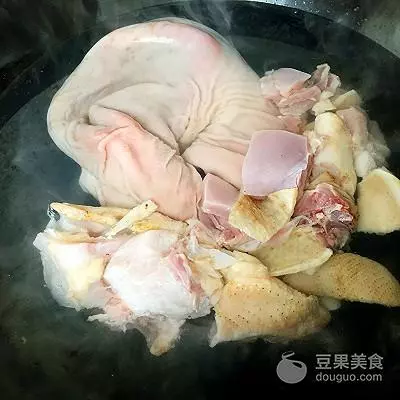 「洗豬肚」只需簡單幾步,洗得特乾淨,10分鐘輕鬆搞定!(附有豬肚湯的詳細做法)