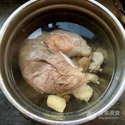 「洗豬肚」只需簡單幾步,洗得特乾淨,10分鐘輕鬆搞定!(附有豬肚湯的詳細做法)