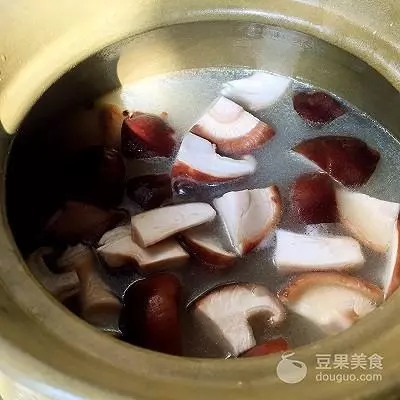 「洗豬肚」只需簡單幾步,洗得特乾淨,10分鐘輕鬆搞定!(附有豬肚湯的詳細做法)