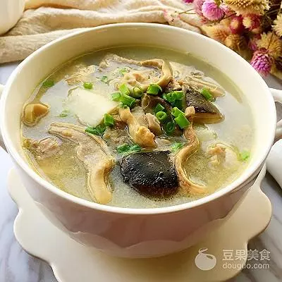 「洗豬肚」只需簡單幾步,洗得特乾淨,10分鐘輕鬆搞定!(附有豬肚湯的詳細做法)