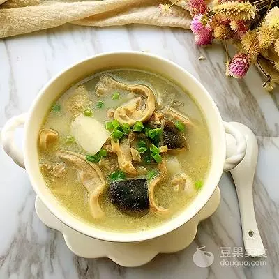 「洗豬肚」只需簡單幾步,洗得特乾淨,10分鐘輕鬆搞定!(附有豬肚湯的詳細做法)