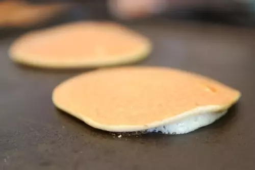 簡單到尖叫!只要2顆蛋1根香蕉「5分鐘」做出「香蕉鬆餅」!!!好吃到流淚的神奇配方~
