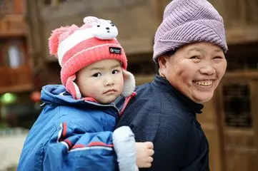 老太收養一男娃,娃長大卻只寄錢不回家,臨終前她才知真相。