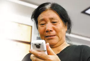 老太收養一男娃,娃長大卻只寄錢不回家,臨終前她才知真相。
