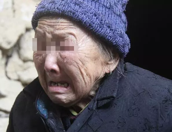 老太收養一男娃,娃長大卻只寄錢不回家,臨終前她才知真相。