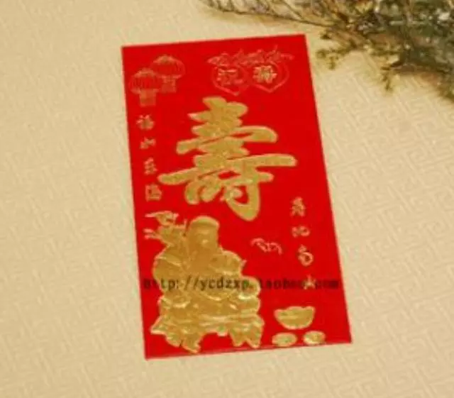 老婆月薪五千,母親生日包一萬紅包!吃飯時母親說一話我把碗摔了