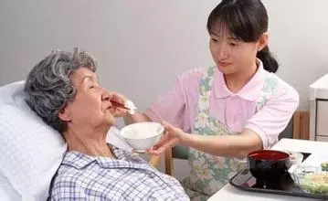 婆婆癱瘓後,老公每天往屋裡送飯,這天我替老公送了,出來後立馬報警...