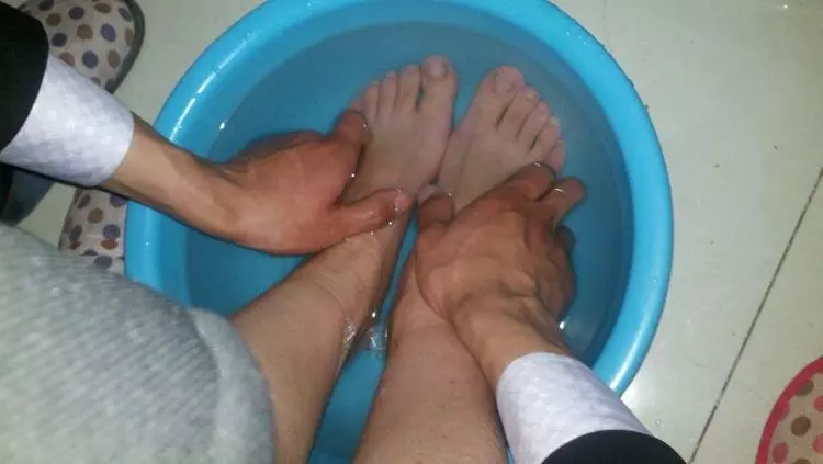 婆婆癱瘓後,老公每天往屋裡送飯,這天我替老公送了,出來後立馬報警...