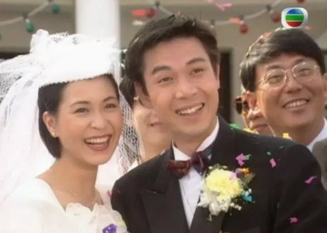 50歲前TVB當家花旦,在街頭現路人素顏臉被贊仍很有氣質!