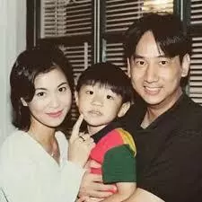 50歲前TVB當家花旦,在街頭現路人素顏臉被贊仍很有氣質!