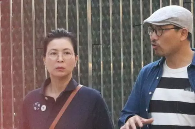50歲前TVB當家花旦,在街頭現路人素顏臉被贊仍很有氣質!