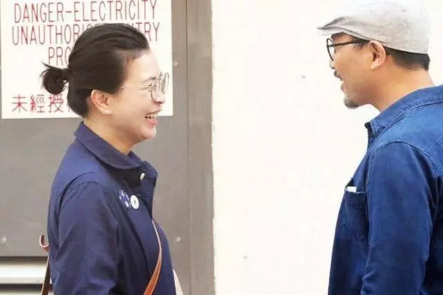 50歲前TVB當家花旦,在街頭現路人素顏臉被贊仍很有氣質!