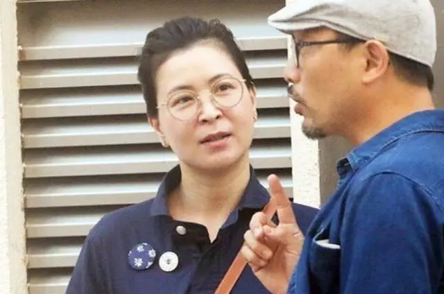 50歲前TVB當家花旦,在街頭現路人素顏臉被贊仍很有氣質!