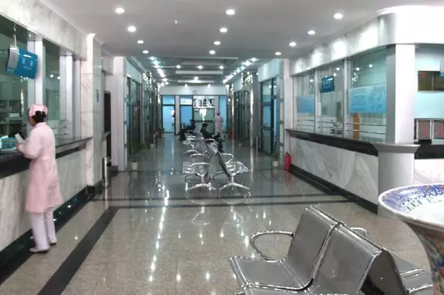 老人不顧兒子兒媳阻攔,堅持搬進養老院,臨終前說出秘密兒子哭了