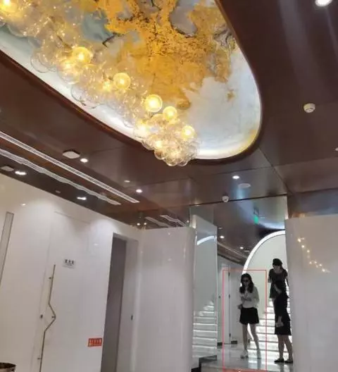 趙薇胖著玩的?幾個月前胖成大嬸,如今瘦成白骨精的她美回少女!