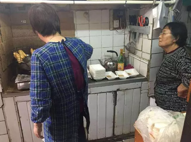 婆婆每晚都要親自做飯,有天我把剩飯喂狗,一分鐘後看狗我傻了眼!