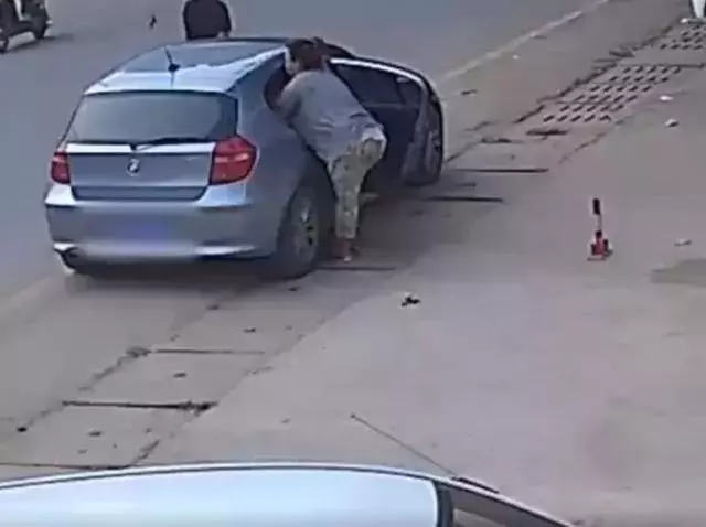 穿著名牌開著豪車的肥女人,偷完四隻小英牛後,回到主人家偷母狗
