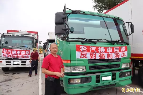 老舊軍車變成蒸氣火車?狂吐黑煙影片曝光網友傻眼