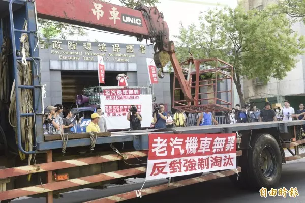 老舊軍車變成蒸氣火車?狂吐黑煙影片曝光網友傻眼