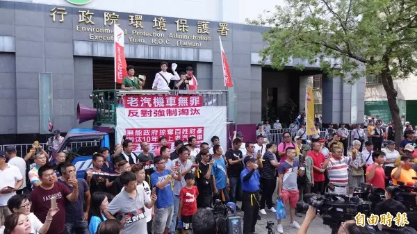 老舊軍車變成蒸氣火車?狂吐黑煙影片曝光網友傻眼