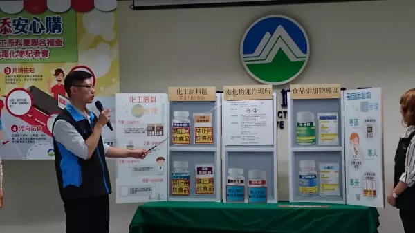 老舊軍車變成蒸氣火車?狂吐黑煙影片曝光網友傻眼