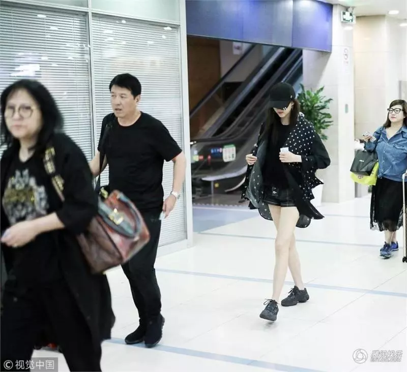 真的撐不過一年? 鹿晗、關曉彤爆分手!戒指和情侶表全部拆掉…線民: 早就不看好他們的啦~