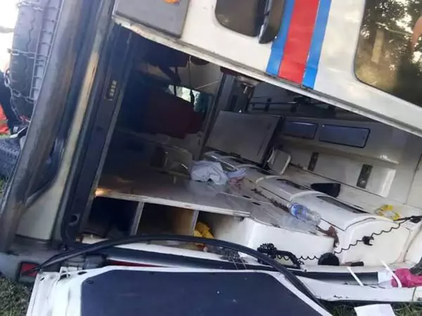 [ 大馬 ] 南北大道爆胎 救護車翻覆6人傷