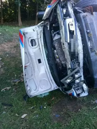 [ 大馬 ] 南北大道爆胎 救護車翻覆6人傷