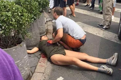 女子街上摔倒至昏迷,大叔上前人工呼吸,剛接近大叔嚇得連連後退