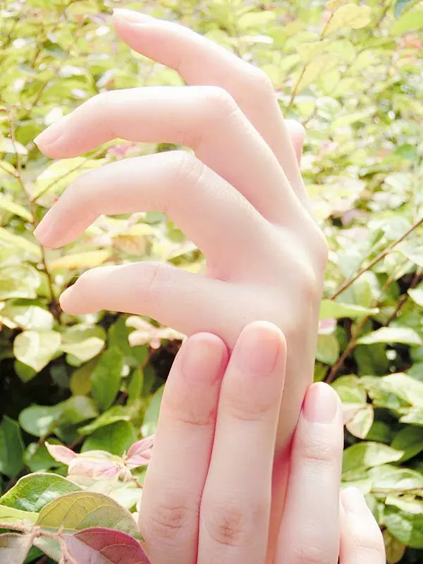 女人手曬黑不要慌,睡前去廚房抹點便宜小物,三天變回白嫩小手!