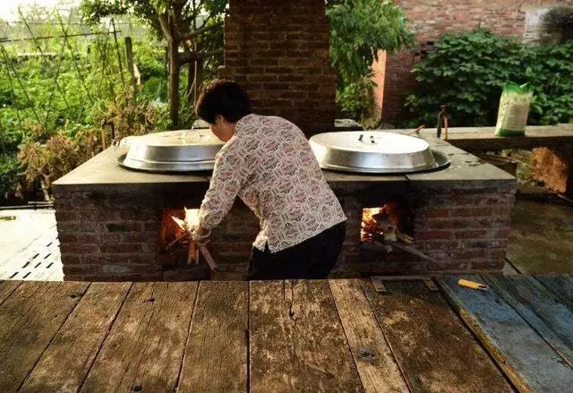 去哥哥家做客,到飯點嫂子卻不做飯,回家給哥打電話,我哭成淚人