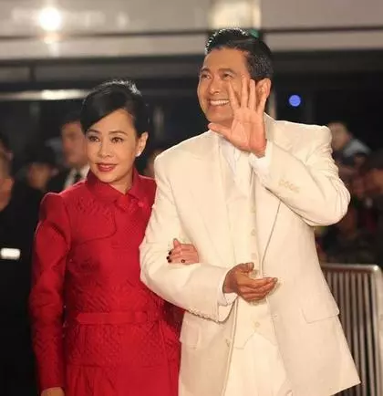 周潤發老婆,呂良偉老婆,同樣都是明星夫人,差距怎就這麼大!