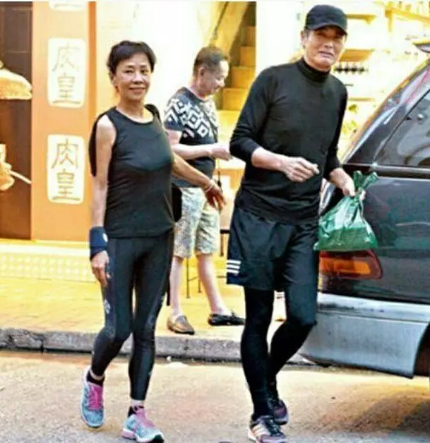 周潤發老婆,呂良偉老婆,同樣都是明星夫人,差距怎就這麼大!