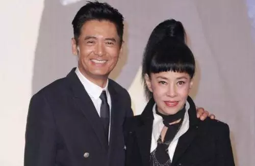 周潤發老婆,呂良偉老婆,同樣都是明星夫人,差距怎就這麼大!