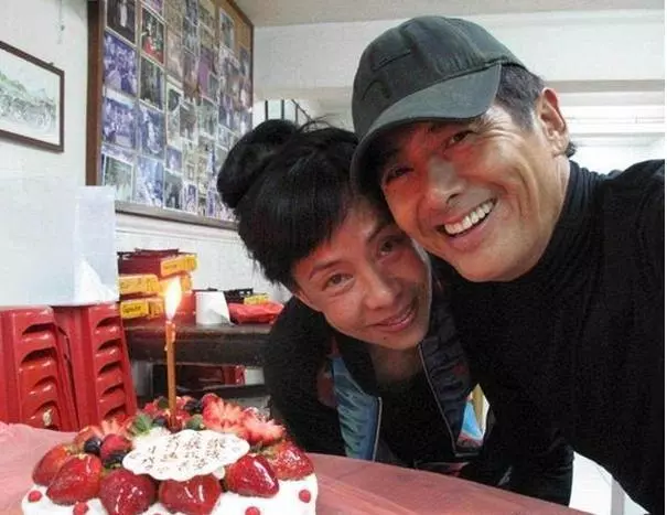 周潤發老婆,呂良偉老婆,同樣都是明星夫人,差距怎就這麼大!
