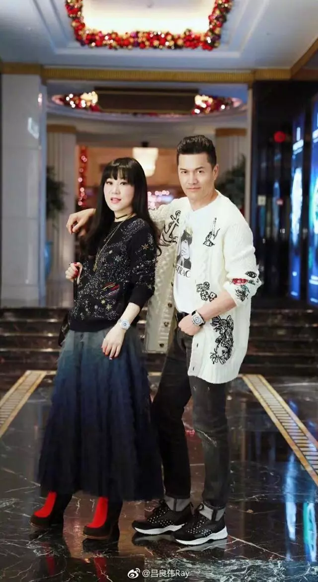 周潤發老婆,呂良偉老婆,同樣都是明星夫人,差距怎就這麼大!